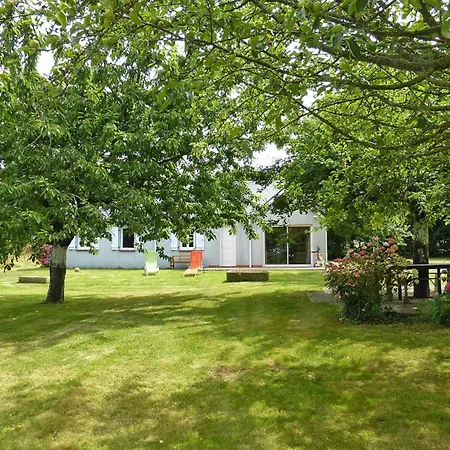 Near Mont St Michel & Nature Trails, Cleaning Included Feriehus