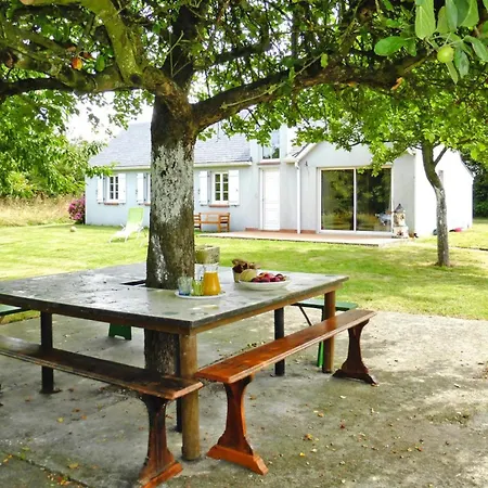 Near Mont St Michel & Nature Trails, Cleaning Included Feriehus